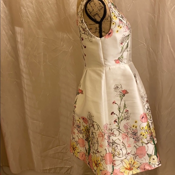 Sleeveless white dress with floral print highlight - Picture 4 of 6